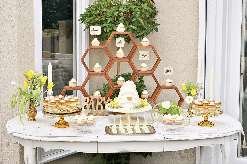 Charming Mother-To-Bee Baby Shower {Vintage Style} // Hostess with