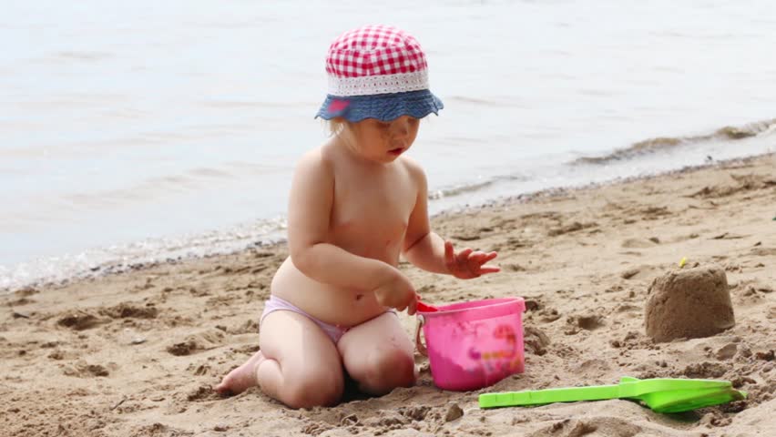 Gross Motor activities for toddlers are fun! They're also important for child development. Click to learn about easy outdoor and indoor activities to ensure proper development for your toddler. #grossmotor #toddler