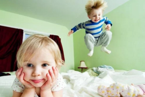 Gross Motor activities for toddlers are fun! They're also important for child development. Click to learn about easy outdoor and indoor activities to ensure proper development for your toddler. #grossmotor #toddler