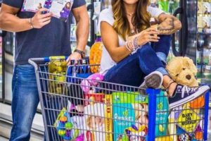 Pregnancy Announcement ideas. This collection includes announcements to husband, to parents, to family, to grandma, to friends, and more. These pictures are great inspiration for first, second and 3rd baby. Lots of funny, creative images for sibling announcements as well. #pregnancyannouncement #pregnant