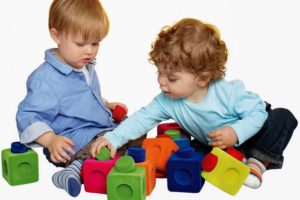 Smart toys for smart kids. Click to see why certain toys will enhance your child's learning and development more than others. It doesn't need to be expensive toys and activities either! #smartkids #learning