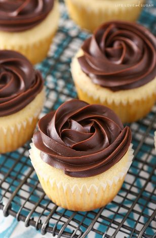 Baby Shower Cupcakes for girls, boys and neutral showers. This collection includes cupcake ideas for woodland, elephant, boho, floral, rustic, pink, baby blue, animal baby shower themes, and a lot more. Some ideas are DIY simple and easy to make yourself, some are inspiration for you to take to your baker. #babyshower