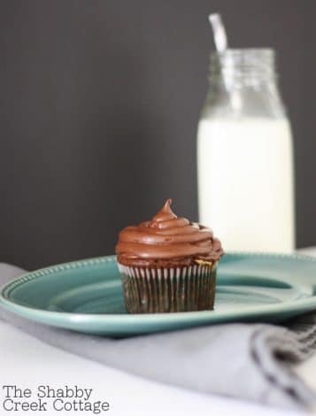 Baby Shower Cupcakes for girls, boys and neutral showers. This collection includes cupcake ideas for woodland, elephant, boho, floral, rustic, pink, baby blue, animal baby shower themes, and a lot more. Some ideas are DIY simple and easy to make yourself, some are inspiration for you to take to your baker. #babyshower