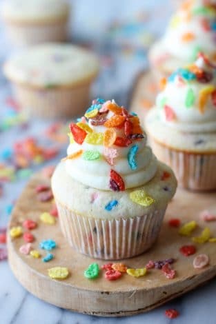 Baby Shower Cupcakes for girls, boys and neutral showers. This collection includes cupcake ideas for woodland, elephant, boho, floral, rustic, pink, baby blue, animal baby shower themes, and a lot more. Some ideas are DIY simple and easy to make yourself, some are inspiration for you to take to your baker. #babyshower