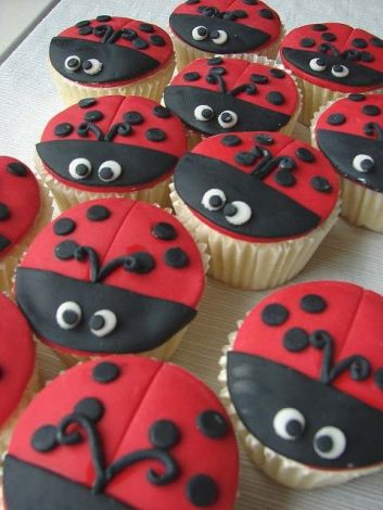 Baby Shower Cupcakes for girls, boys and neutral showers. This collection includes cupcake ideas for woodland, elephant, boho, floral, rustic, pink, baby blue, animal baby shower themes, and a lot more. Some ideas are DIY simple and easy to make yourself, some are inspiration for you to take to your baker. #babyshower