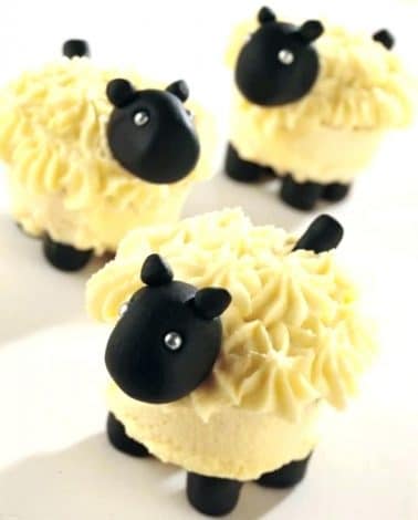 Baby Shower Cupcakes for girls, boys and neutral showers. This collection includes cupcake ideas for woodland, elephant, boho, floral, rustic, pink, baby blue, animal baby shower themes, and a lot more. Some ideas are DIY simple and easy to make yourself, some are inspiration for you to take to your baker. #babyshower