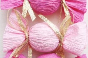 Homemade baby shower favors for guests. Click to find a beautiful collection of DIY favors that are fun, creative and cheap. Find easy instructions on how to make everything, including bath bombs, cookie mixes, sweets and candy favors and more. Pin it. #babyshowerfavors #homemadefavors #cheapfavors