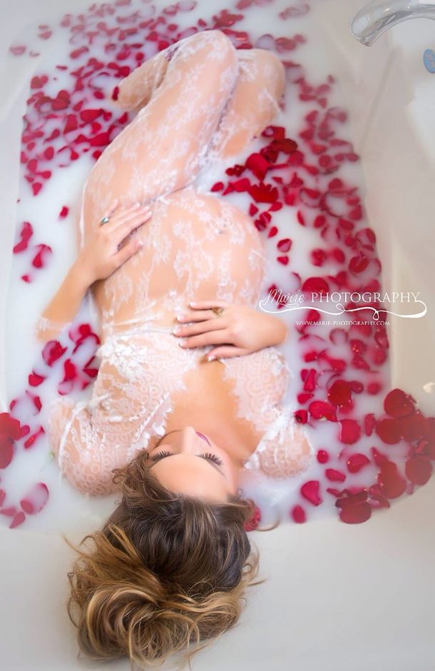 Milk bath photography ideas. Click to see lots of great DIY ideas for your photoshoot, including for maternity, baby, kids, face only, boudoir, with flowers, outdoor and more. Also see pro tips on how you can do it yourself. #milkbath