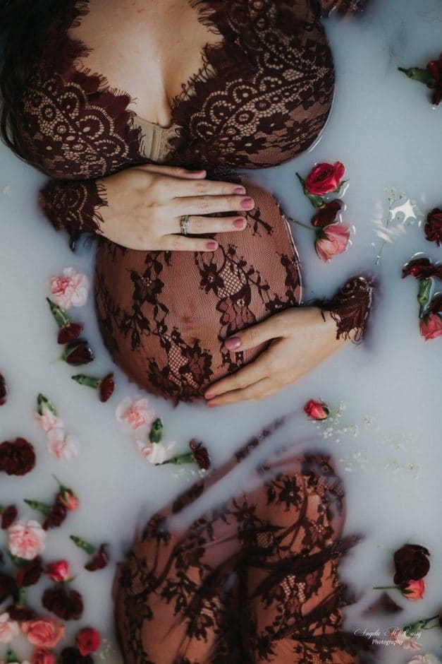 Milk bath photography ideas. Click to see lots of great DIY ideas for your photoshoot, including for maternity, baby, kids, face only, boudoir, with flowers, outdoor and more. Also see pro tips on how you can do it yourself. #milkbath