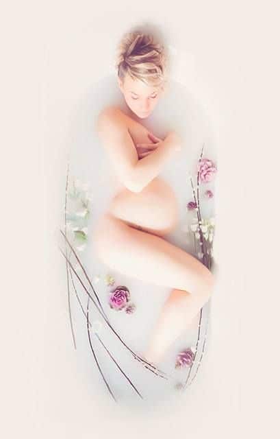 Milk bath photography ideas. Click to see lots of great DIY ideas for your photoshoot, including for maternity, baby, kids, face only, boudoir, with flowers, outdoor and more. Also see pro tips on how you can do it yourself. #milkbath