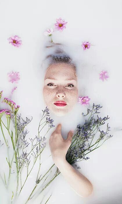 Milk bath photography ideas. Click to see lots of great DIY ideas for your photoshoot, including for maternity, baby, kids, face only, boudoir, with flowers, outdoor and more. Also see pro tips on how you can do it yourself. #milkbath