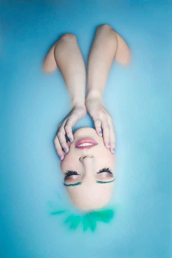 Milk bath photography ideas. Click to see lots of great DIY ideas for your photoshoot, including for maternity, baby, kids, face only, boudoir, with flowers, outdoor and more. Also see pro tips on how you can do it yourself. #milkbath