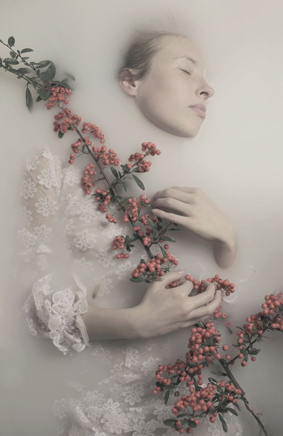 Milk bath photography ideas. Click to see lots of great DIY ideas for your photoshoot, including for maternity, baby, kids, face only, boudoir, with flowers, outdoor and more. Also see pro tips on how you can do it yourself. #milkbath