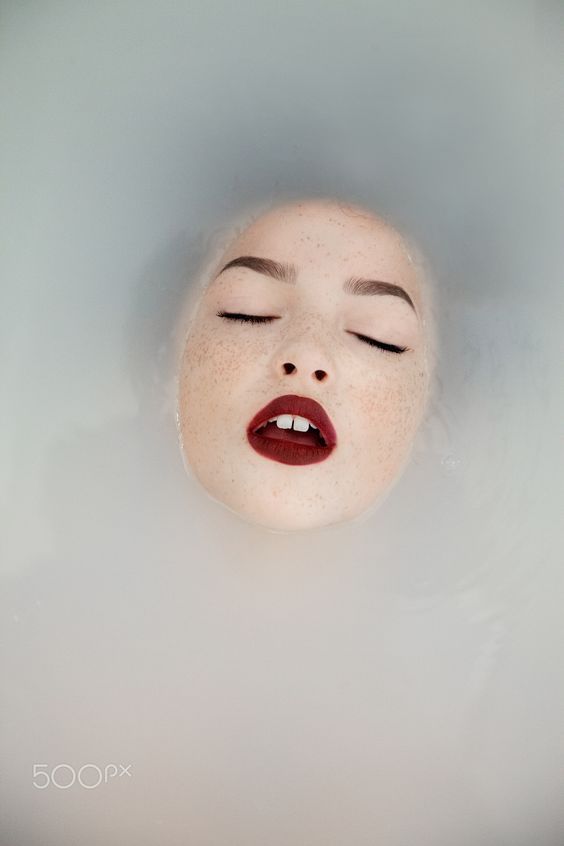 Milk bath photography ideas. Click to see lots of great DIY ideas for your photoshoot, including for maternity, baby, kids, face only, boudoir, with flowers, outdoor and more. Also see pro tips on how you can do it yourself. #milkbath