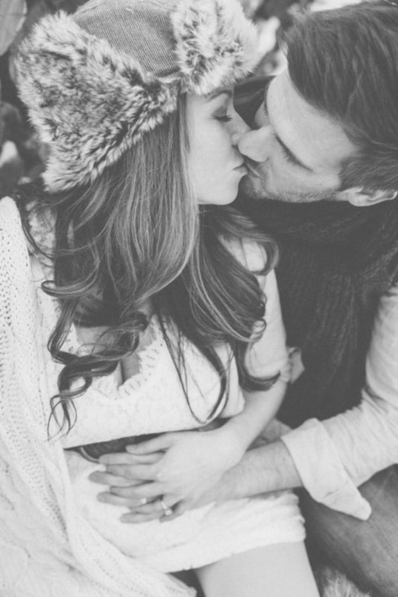 Winter Maternity Photoshoot Ideas! Here are the cutest pregnancy photo ideas for couples. Some with snow, some with no snow. Some with kids or with toddler, with dog, and more. Most of them are outdoor, with husband. Also find out what to wear for the most unique and elephant maternity photoshoot. #maternityphotos #winterpregnancy