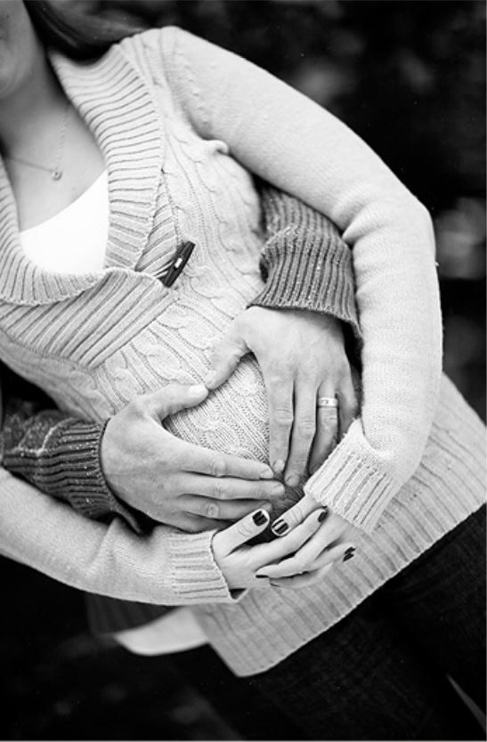 Winter Maternity Photoshoot Ideas! Here are the cutest pregnancy photo ideas for couples. Some with snow, some with no snow. Some with kids or with toddler, with dog, and more. Most of them are outdoor, with husband. Also find out what to wear for the most unique and elephant maternity photoshoot. #maternityphotos #winterpregnancy