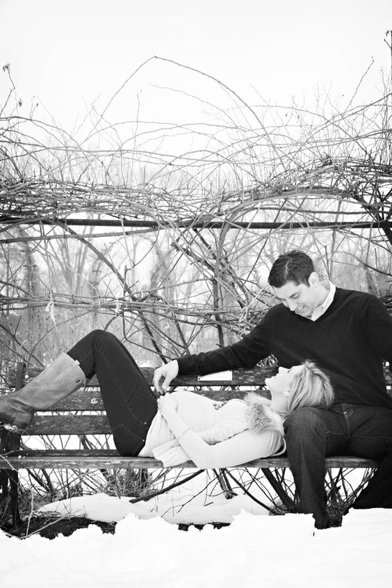 Winter Maternity Photoshoot Ideas! Here are the cutest pregnancy photo ideas for couples. Some with snow, some with no snow. Some with kids or with toddler, with dog, and more. Most of them are outdoor, with husband. Also find out what to wear for the most unique and elephant maternity photoshoot. #maternityphotos #winterpregnancy