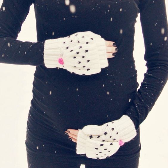 Winter Maternity Photoshoot Ideas! Here are the cutest pregnancy photo ideas for couples. Some with snow, some with no snow. Some with kids or with toddler, with dog, and more. Most of them are outdoor, with husband. Also find out what to wear for the most unique and elephant maternity photoshoot. #maternityphotos #winterpregnancy