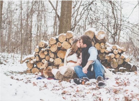 Winter Maternity Photoshoot Ideas! Here are the cutest pregnancy photo ideas for couples. Some with snow, some with no snow. Some with kids or with toddler, with dog, and more. Most of them are outdoor, with husband. Also find out what to wear for the most unique and elephant maternity photoshoot. #maternityphotos #winterpregnancy