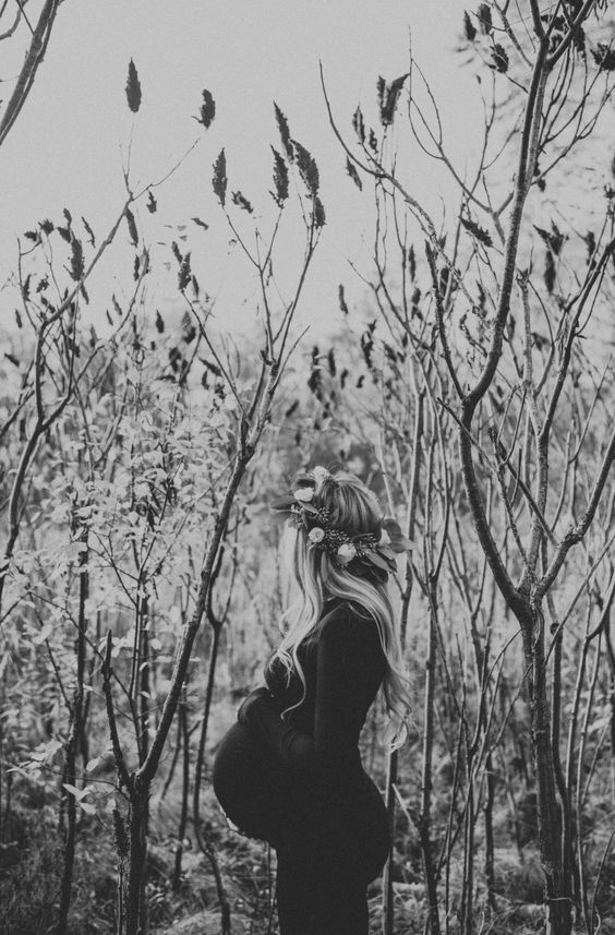 Winter Maternity Photoshoot Ideas! Here are the cutest pregnancy photo ideas for couples. Some with snow, some with no snow. Some with kids or with toddler, with dog, and more. Most of them are outdoor, with husband. Also find out what to wear for the most unique and elephant maternity photoshoot. #maternityphotos #winterpregnancy
