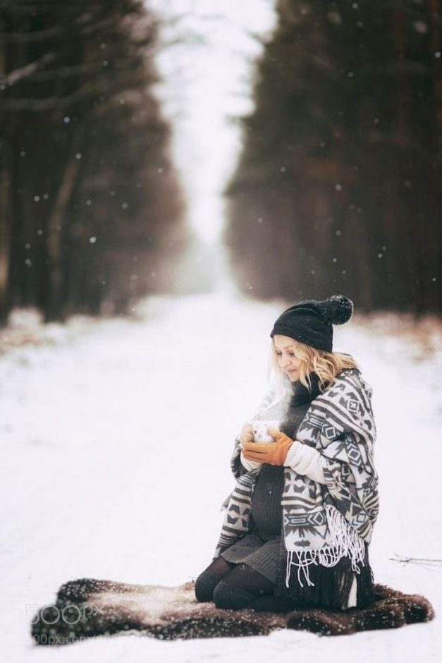 The Prettiest Winter Maternity Photoshoot Ideas Tulamama 7254