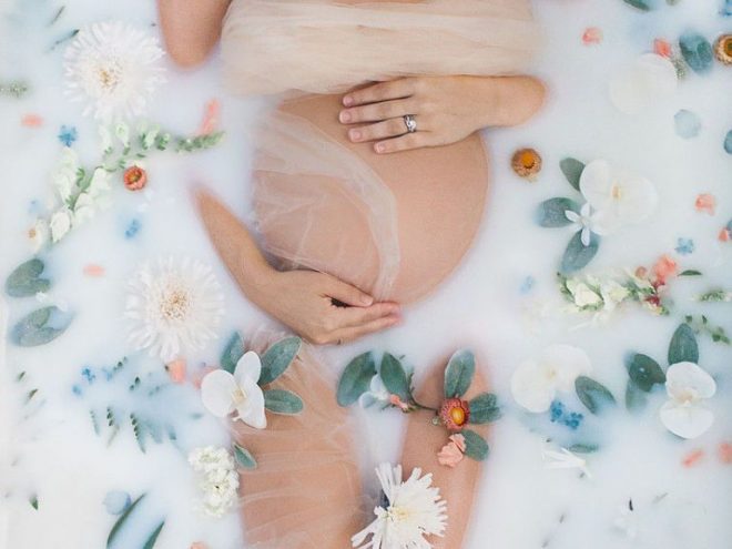 The Prettiest Winter Maternity Photoshoot Ideas - Tulamama