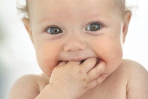 You've got a teething baby! Here's an answer to every question you've ever had about signs of teething, symptoms, relief and DIY remedies for 3 months and onwards. A teething chart is also included, as well as early teething hacks like frozen foods, toys, sleep, fever, diarrhea and more. Pin it. #teething #teethingbaby #teethingremedies #momhacks