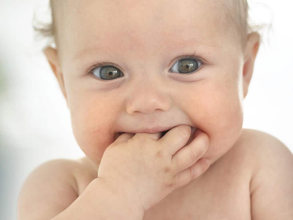 You've got a teething baby! Here's an answer to every question you've ever had about signs of teething, symptoms, relief and DIY remedies for 3 months and onwards. A teething chart is also included, as well as early teething hacks like frozen foods, toys, sleep, fever, diarrhea and more. Pin it. #teething #teethingbaby #teethingremedies #momhacks