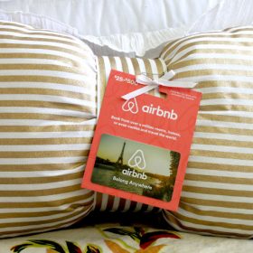 Cute and creative ways to give gift cards. Click to see several clever and unique ideas to offer gift cards for christmas, for birthday celebration, for teachers, gift cards in a jar, and more. Pin it. #giftcards #gifts #forwomen #formen #forkids