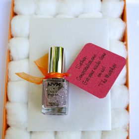 Cute and creative ways to give gift cards. Click to see several clever and unique ideas to offer gift cards for christmas, for birthday celebration, for teachers, gift cards in a jar, and more. Pin it. #giftcards #gifts #forwomen #formen #forkids