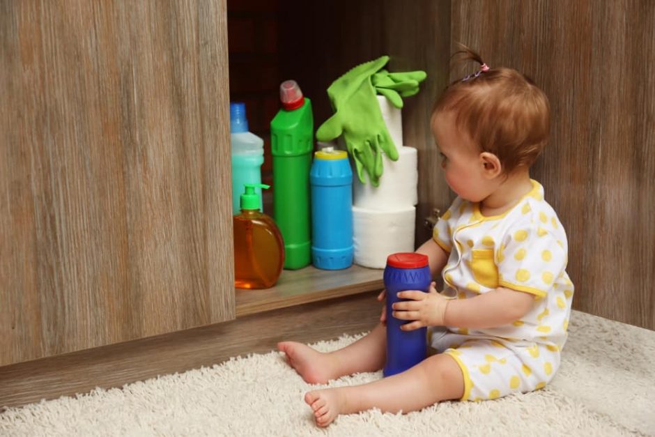 https://tulamama.com/wp-content/uploads/2019/09/how-to-get-your-house-in-order-for-baby-toxic-cleaning-materials-940x627.jpg