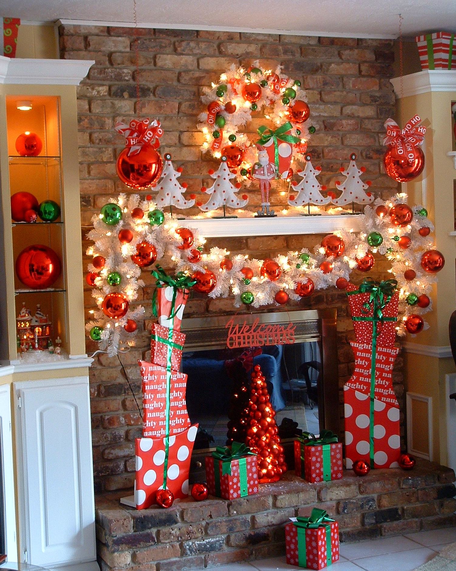 Christmas Fireplace Decorations - Beautiful DIY mantle decor with TV and without TV. Various examples to inspire you, including rustic, simple, cozy, farmhouse, with garland, lights, Christmas tree, ect. Pin it. #photoshoot #wallpaper #mantels #fake