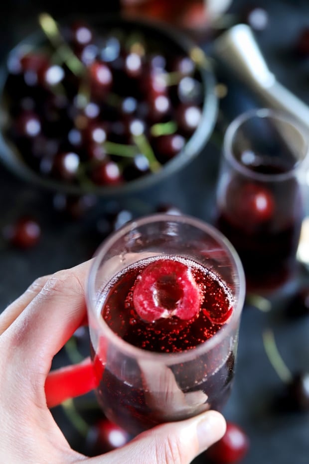 how to set up a mimosa bar plus delicious recipes and free printables for your momosa bar