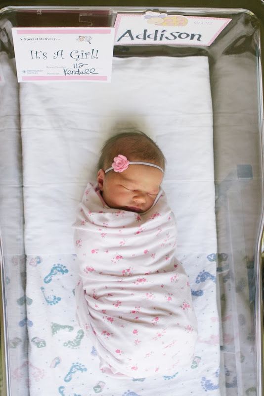 DIY Newborn Photography Ideas | The prettiest lifestyle images for your baby boy or girl. Lots of variations to choose from, including outdoor, with siblings, parents, props and more. Pin it. #photography #newbornphotos #newborn photos