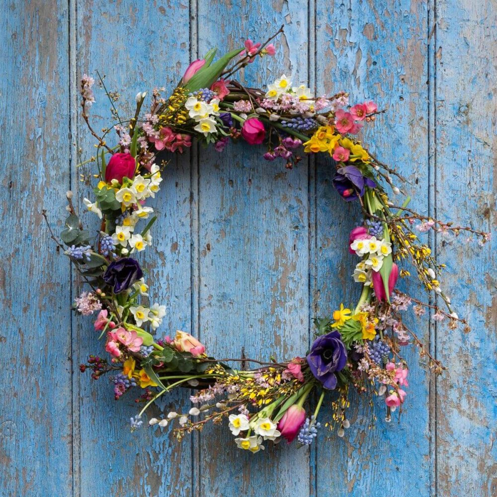 Baby Shower Wreaths | Beautiful ideas for creating your own welcome wreath - perfect for the front door. Amazing DIY designs for baby girl, baby boy, and neutral baby wreath ideas. #babyshower #welcomewreath #homedecor