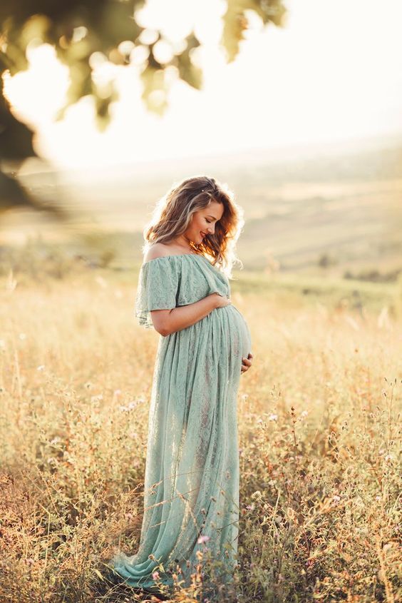 Complete Guide on Posing for Maternity Photos [Top 15 Poses]