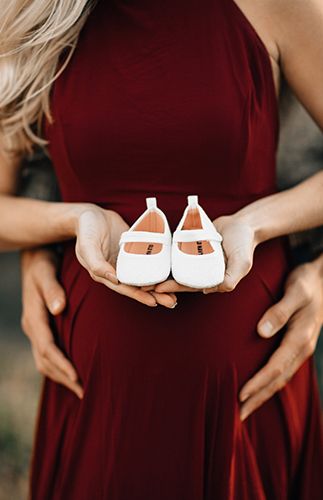 Pregnancy Photoshoot Ideas | Lots of maternity picture ideas with husband or single mom, in a milk bath, with silhouette, etc. Different themes include outdoor, fall, winter, summer, with toddler, and much more. Also click to see expert tips on when to take your maternity photos, how to pose, how to dress. Pin it. #pregnancyphotos #maternityphotos #maternityphotoshoot