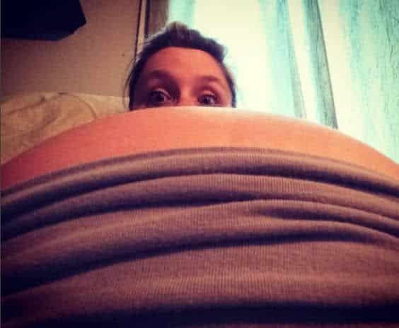 Funny Pregnant Pictures | Sprinkle extra humor into your pregnancy with some laugh-out-loud photos. Here are some great ideas for funny maternity photos alone and/or with husband, and/or belly pictures. Pin it. #maternity #photography #humor #funny #pregnancy