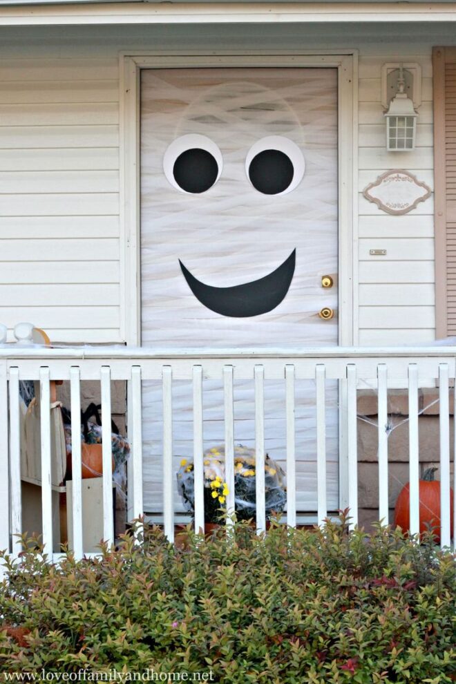 Fun and Easy Halloween Door Decorations You Can Totally DIY! - Tulamama